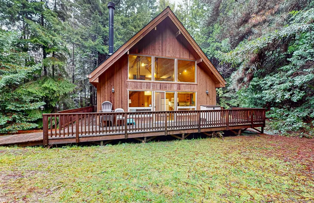 Redwood Rest Getaway - Cedar Home With Loft & Deck-1