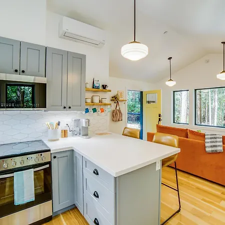 Peaceful Mendocino Cottage Surrounded By Redwoods-3