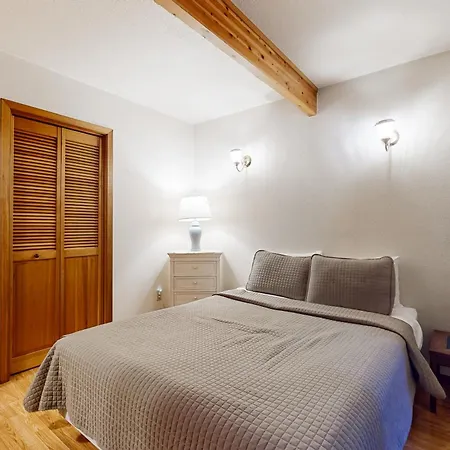 Redwood Rest Getaway - Cedar Home With Loft & Deck-3