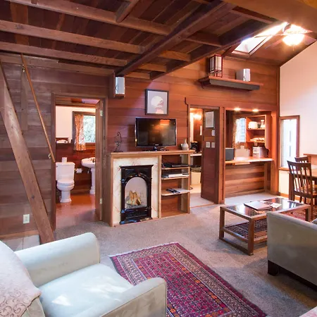 Redwood Cottage-Pet Friendly-3